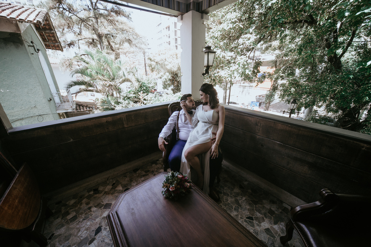 Mini wedding em Santos no australiano bar, noiva com vestido longo de fenda e noivo de suspensorio e gravata borboleta. Fotos de casamento na mesa de sinucae no bar. Casal apaixonado em mini wedd de manha