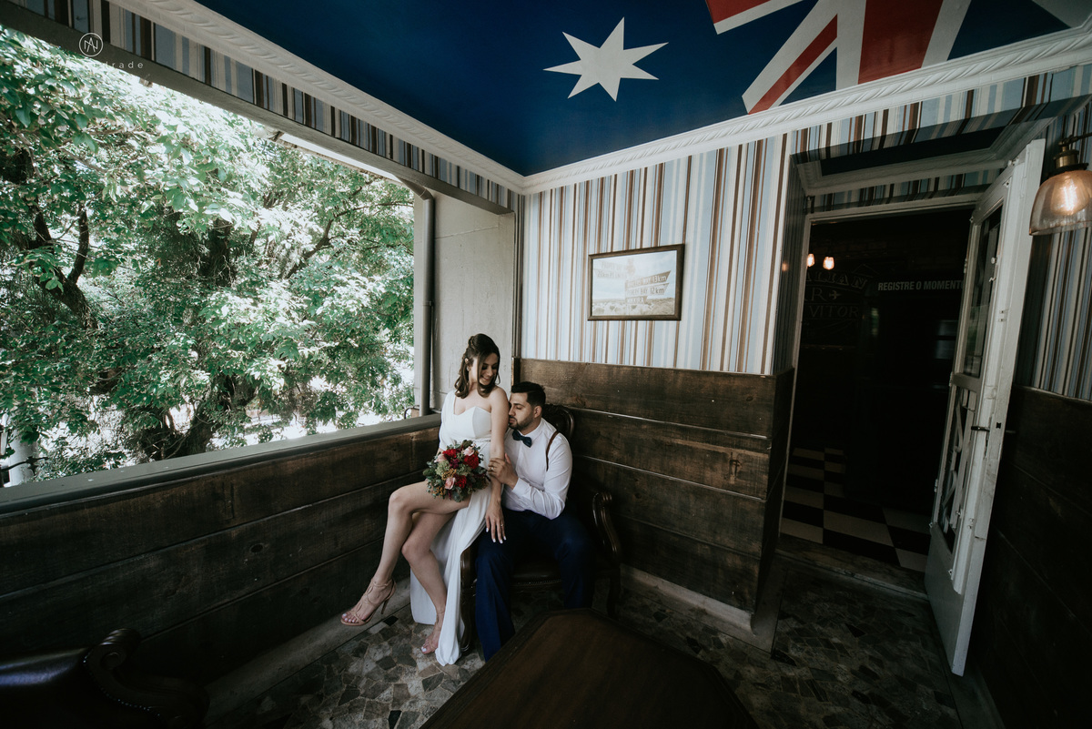 Mini wedding em Santos no australiano bar, noiva com vestido longo de fenda e noivo de suspensorio e gravata borboleta. Fotos de casamento na mesa de sinucae no bar. Casal apaixonado em mini wedd de manha