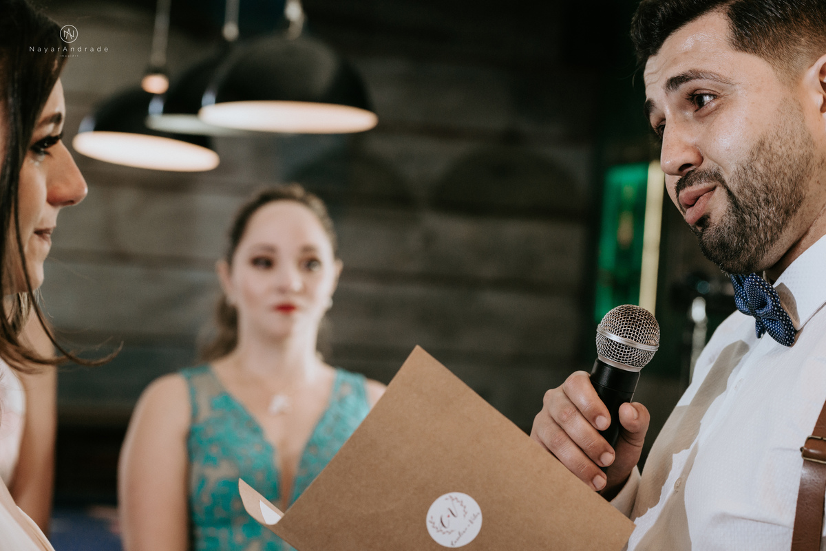 Mini wedding em Santos no australiano bar, noiva com vestido longo de fenda e noivo de suspensorio e gravata borboleta. Fotos de casamento na mesa de sinucae no bar. Casal apaixonado em mini wedd de manha