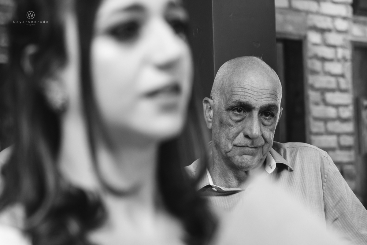 Mini wedding em Santos no australiano bar, noiva com vestido longo de fenda e noivo de suspensorio e gravata borboleta. Fotos de casamento na mesa de sinucae no bar. Casal apaixonado em mini wedd de manha