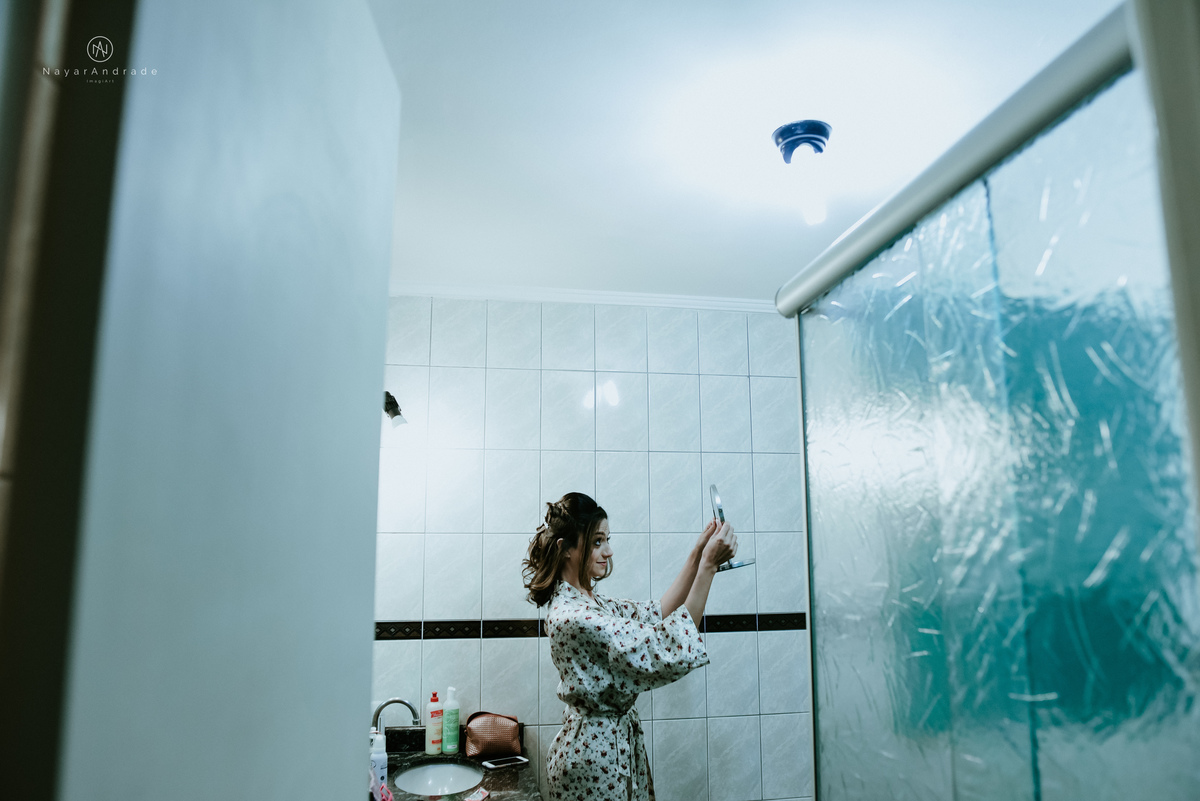 Mini wedding em Santos no australiano bar, noiva com vestido longo de fenda e noivo de suspensorio e gravata borboleta. Fotos de casamento na mesa de sinucae no bar. Casal apaixonado em mini wedd de manha