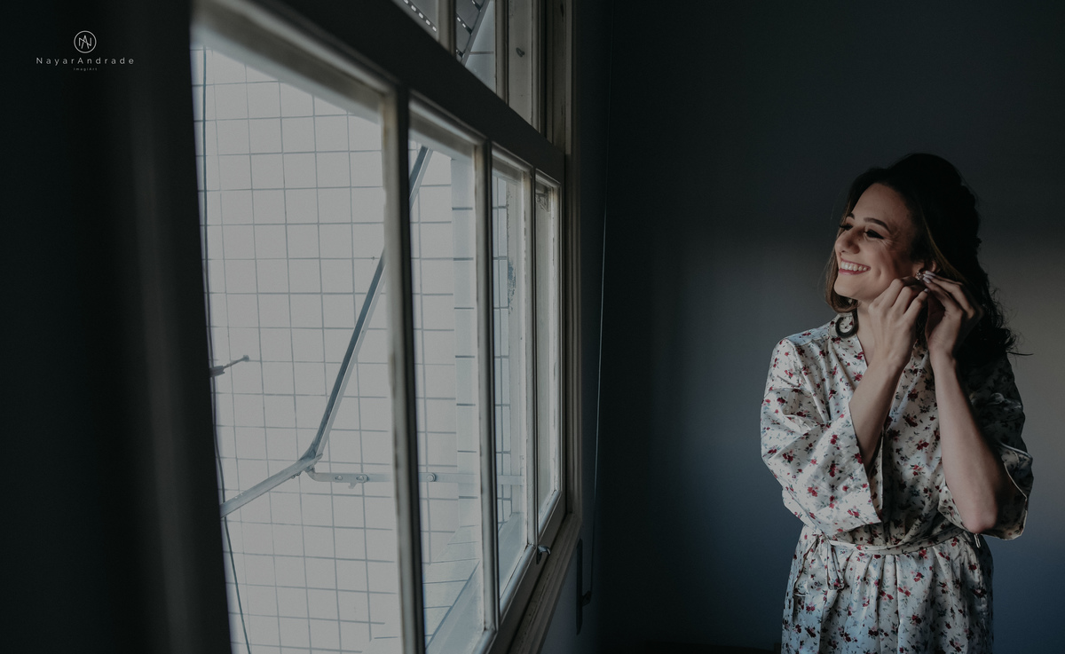 Mini wedding em Santos no australiano bar, noiva com vestido longo de fenda e noivo de suspensorio e gravata borboleta. Fotos de casamento na mesa de sinucae no bar. Casal apaixonado em mini wedd de manha