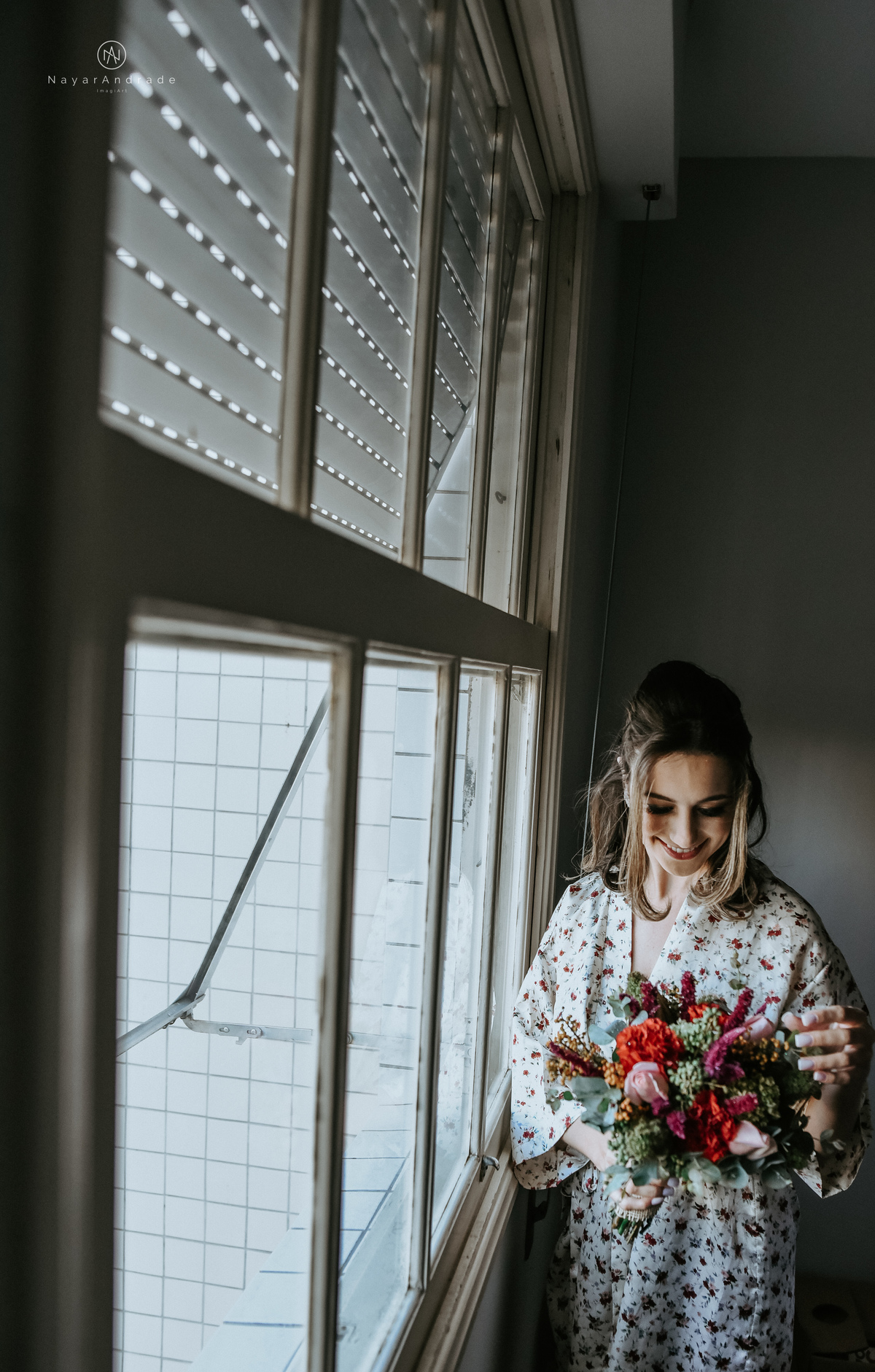 Mini wedding em Santos no australiano bar, noiva com vestido longo de fenda e noivo de suspensorio e gravata borboleta. Fotos de casamento na mesa de sinucae no bar. Casal apaixonado em mini wedd de manha