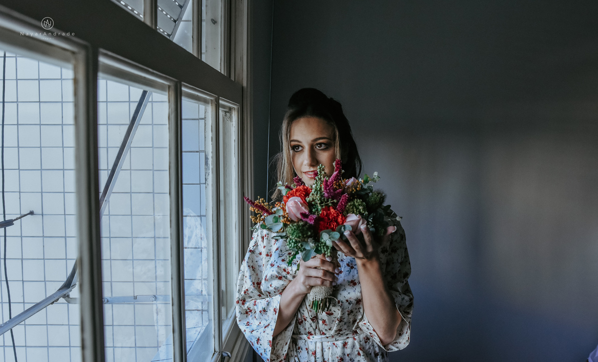 Mini wedding em Santos no australiano bar, noiva com vestido longo de fenda e noivo de suspensorio e gravata borboleta. Fotos de casamento na mesa de sinucae no bar. Casal apaixonado em mini wedd de manha