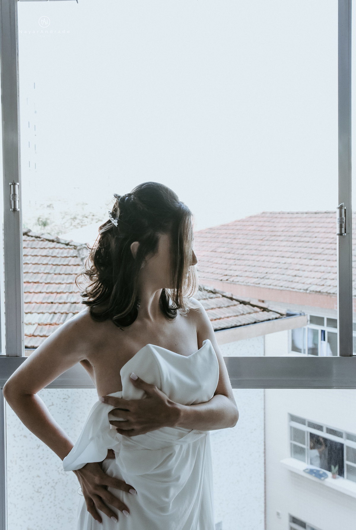 Mini wedding em Santos no australiano bar, noiva com vestido longo de fenda e noivo de suspensorio e gravata borboleta. Fotos de casamento na mesa de sinucae no bar. Casal apaixonado em mini wedd de manha