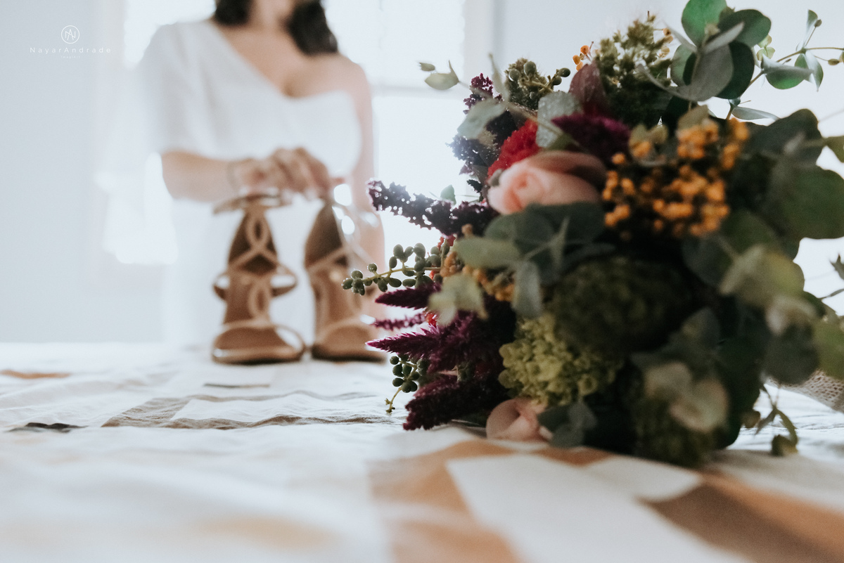 Mini wedding em Santos no australiano bar, noiva com vestido longo de fenda e noivo de suspensorio e gravata borboleta. Fotos de casamento na mesa de sinucae no bar. Casal apaixonado em mini wedd de manha