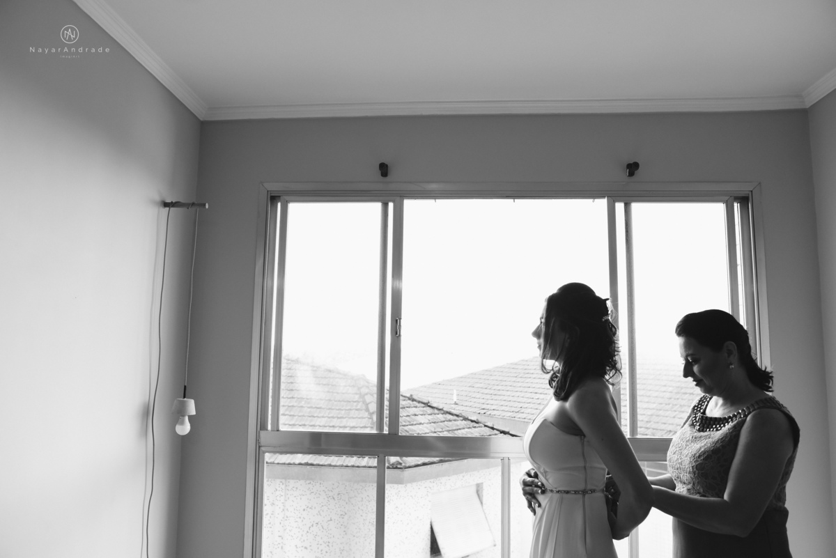 Mini wedding em Santos no australiano bar, noiva com vestido longo de fenda e noivo de suspensorio e gravata borboleta. Fotos de casamento na mesa de sinucae no bar. Casal apaixonado em mini wedd de manha