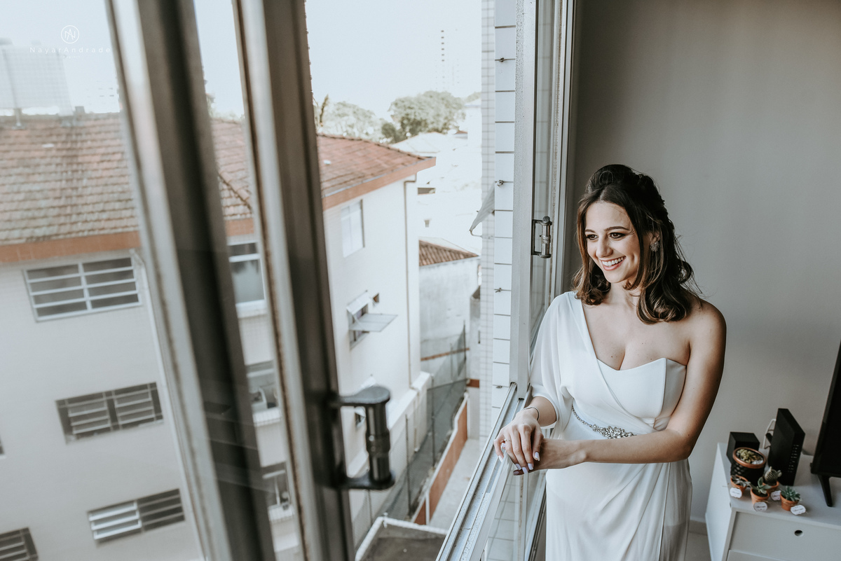 Mini wedding em Santos no australiano bar, noiva com vestido longo de fenda e noivo de suspensorio e gravata borboleta. Fotos de casamento na mesa de sinucae no bar. Casal apaixonado em mini wedd de manha