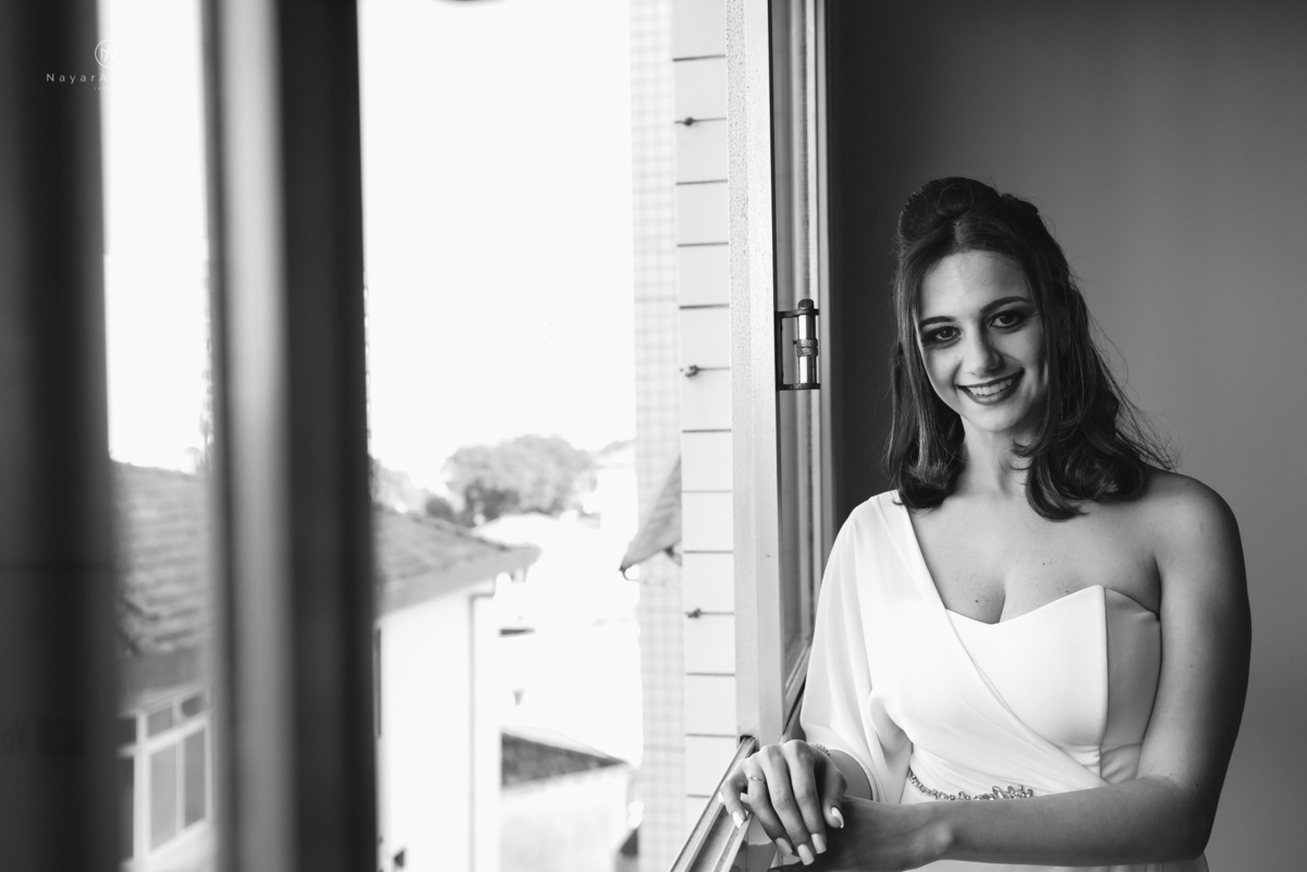 Mini wedding em Santos no australiano bar, noiva com vestido longo de fenda e noivo de suspensorio e gravata borboleta. Fotos de casamento na mesa de sinucae no bar. Casal apaixonado em mini wedd de manha