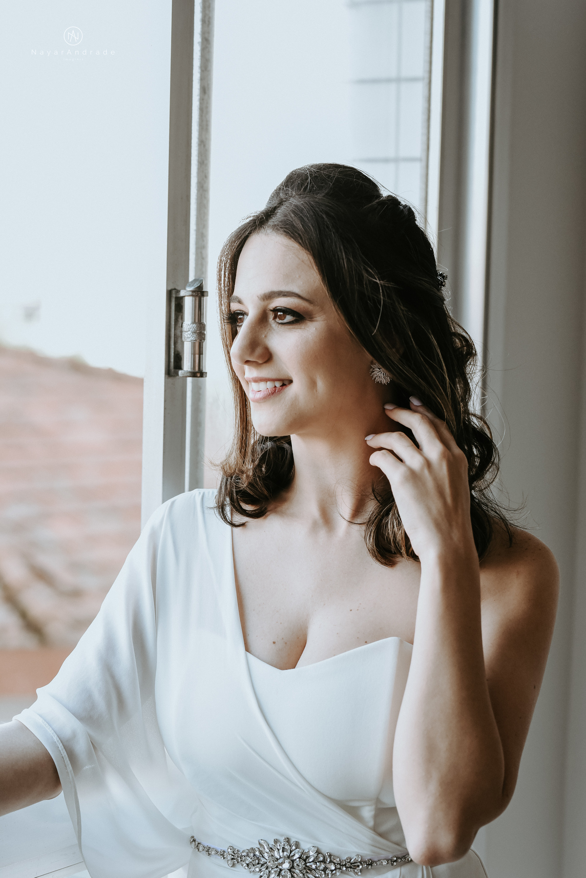 Mini wedding em Santos no australiano bar, noiva com vestido longo de fenda e noivo de suspensorio e gravata borboleta. Fotos de casamento na mesa de sinucae no bar. Casal apaixonado em mini wedd de manha