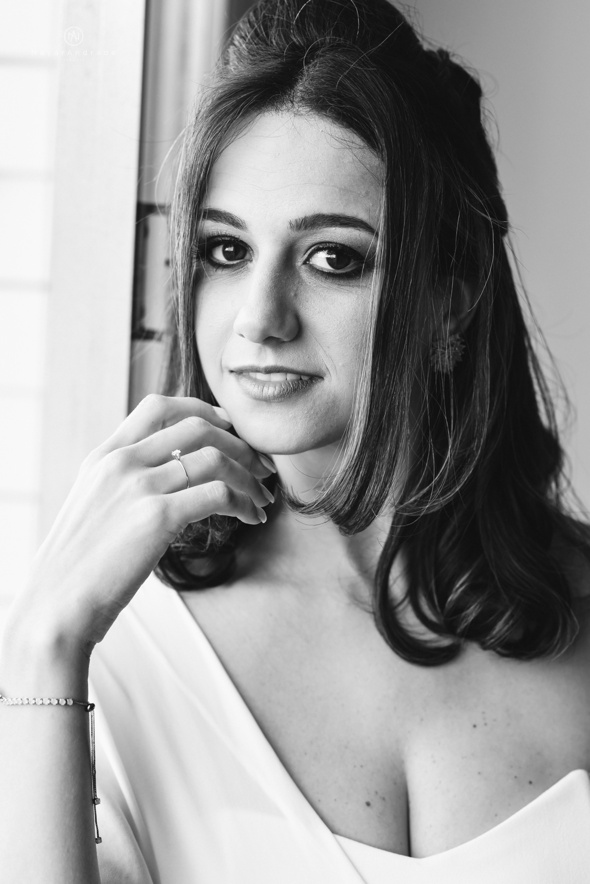 Mini wedding em Santos no australiano bar, noiva com vestido longo de fenda e noivo de suspensorio e gravata borboleta. Fotos de casamento na mesa de sinucae no bar. Casal apaixonado em mini wedd de manha