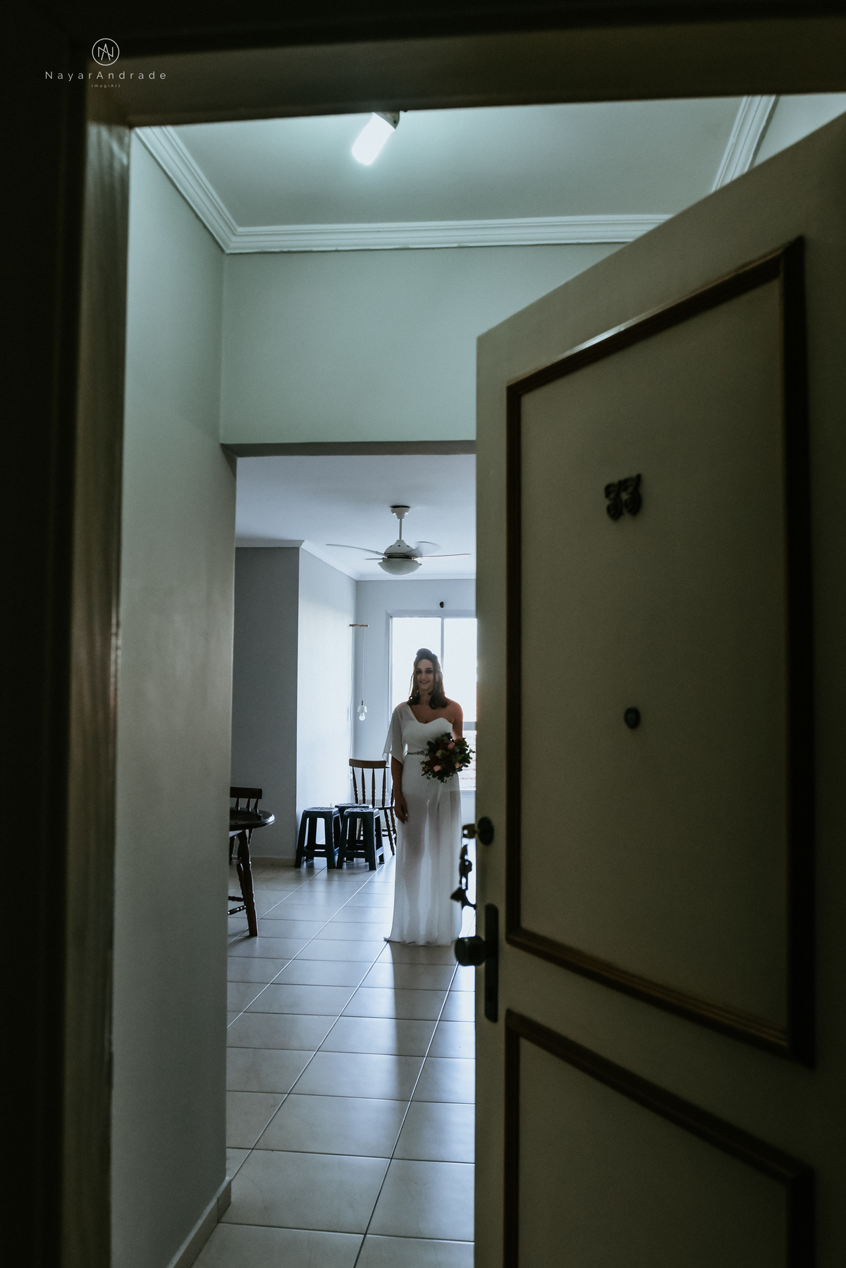 Mini wedding em Santos no australiano bar, noiva com vestido longo de fenda e noivo de suspensorio e gravata borboleta. Fotos de casamento na mesa de sinucae no bar. Casal apaixonado em mini wedd de manha