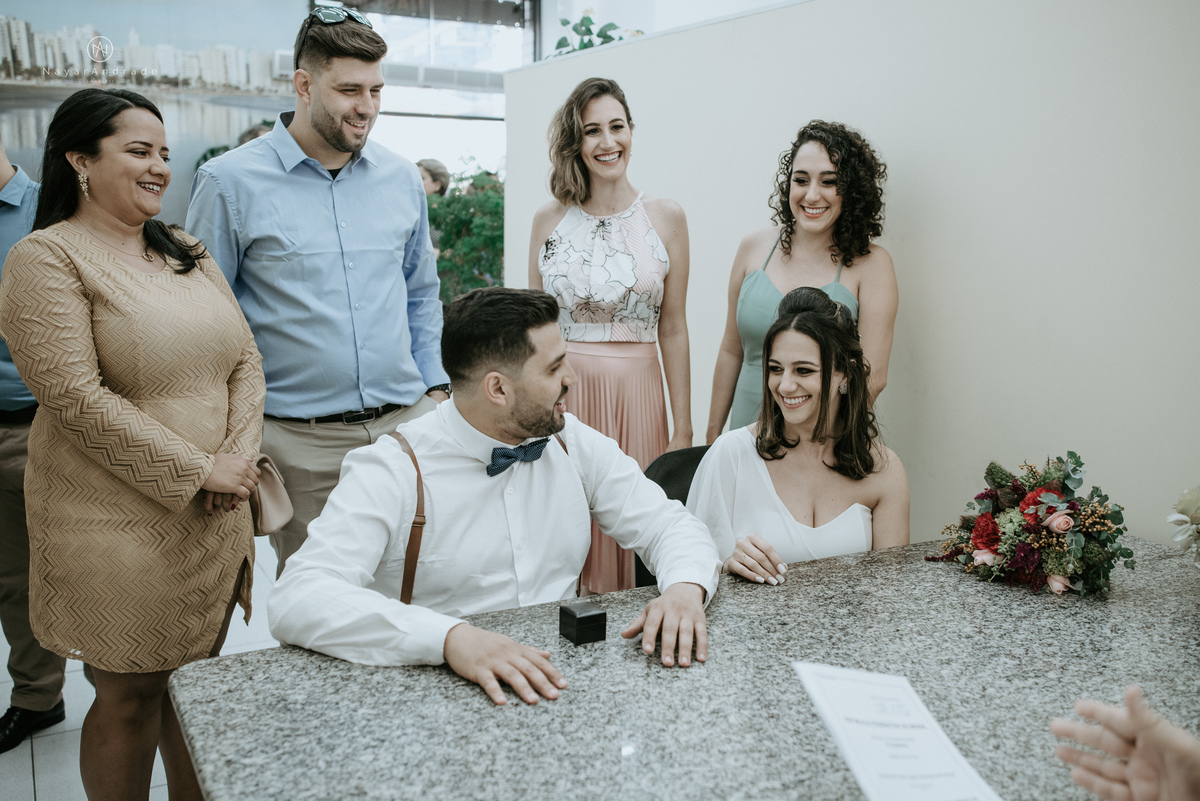 Mini wedding em Santos no australiano bar, noiva com vestido longo de fenda e noivo de suspensorio e gravata borboleta. Fotos de casamento na mesa de sinucae no bar. Casal apaixonado em mini wedd de manha