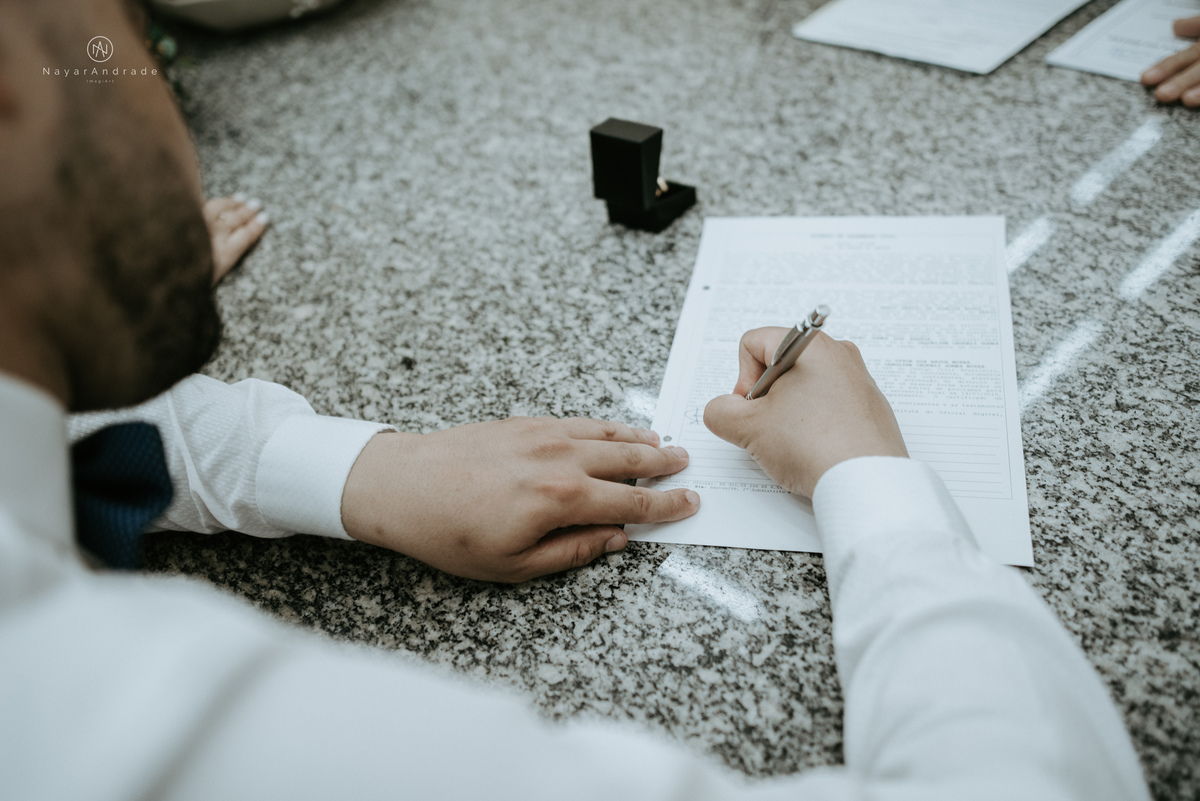Mini wedding em Santos no australiano bar, noiva com vestido longo de fenda e noivo de suspensorio e gravata borboleta. Fotos de casamento na mesa de sinucae no bar. Casal apaixonado em mini wedd de manha