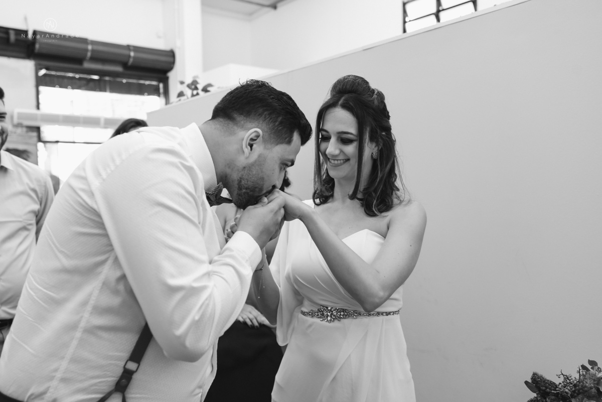 Mini wedding em Santos no australiano bar, noiva com vestido longo de fenda e noivo de suspensorio e gravata borboleta. Fotos de casamento na mesa de sinucae no bar. Casal apaixonado em mini wedd de manha