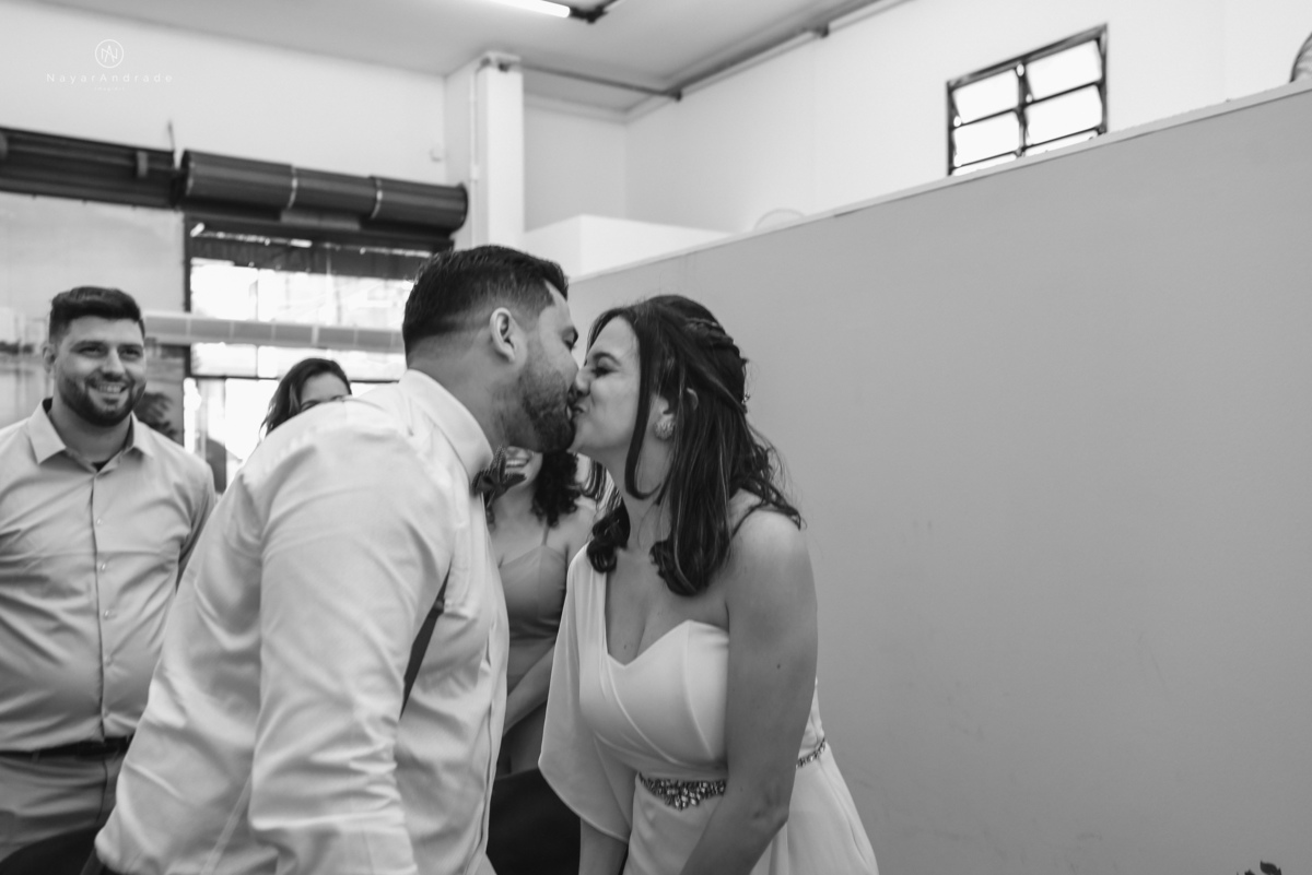 Mini wedding em Santos no australiano bar, noiva com vestido longo de fenda e noivo de suspensorio e gravata borboleta. Fotos de casamento na mesa de sinucae no bar. Casal apaixonado em mini wedd de manha