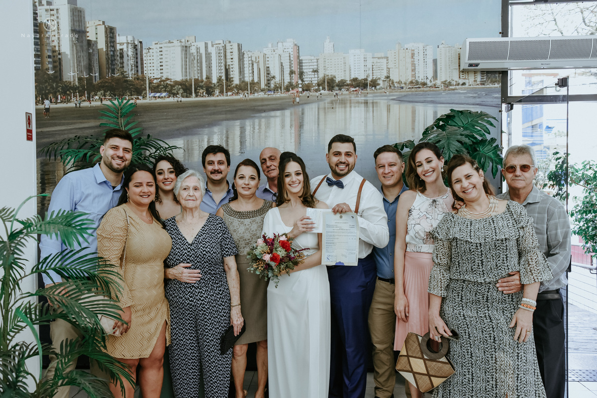 Mini wedding em Santos no australiano bar, noiva com vestido longo de fenda e noivo de suspensorio e gravata borboleta. Fotos de casamento na mesa de sinucae no bar. Casal apaixonado em mini wedd de manha