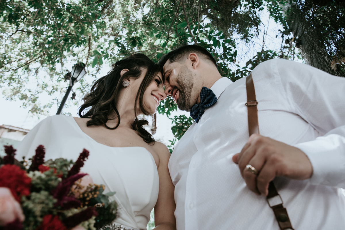 Mini wedding em Santos no australiano bar, noiva com vestido longo de fenda e noivo de suspensorio e gravata borboleta. Fotos de casamento na mesa de sinucae no bar. Casal apaixonado em mini wedd de manha