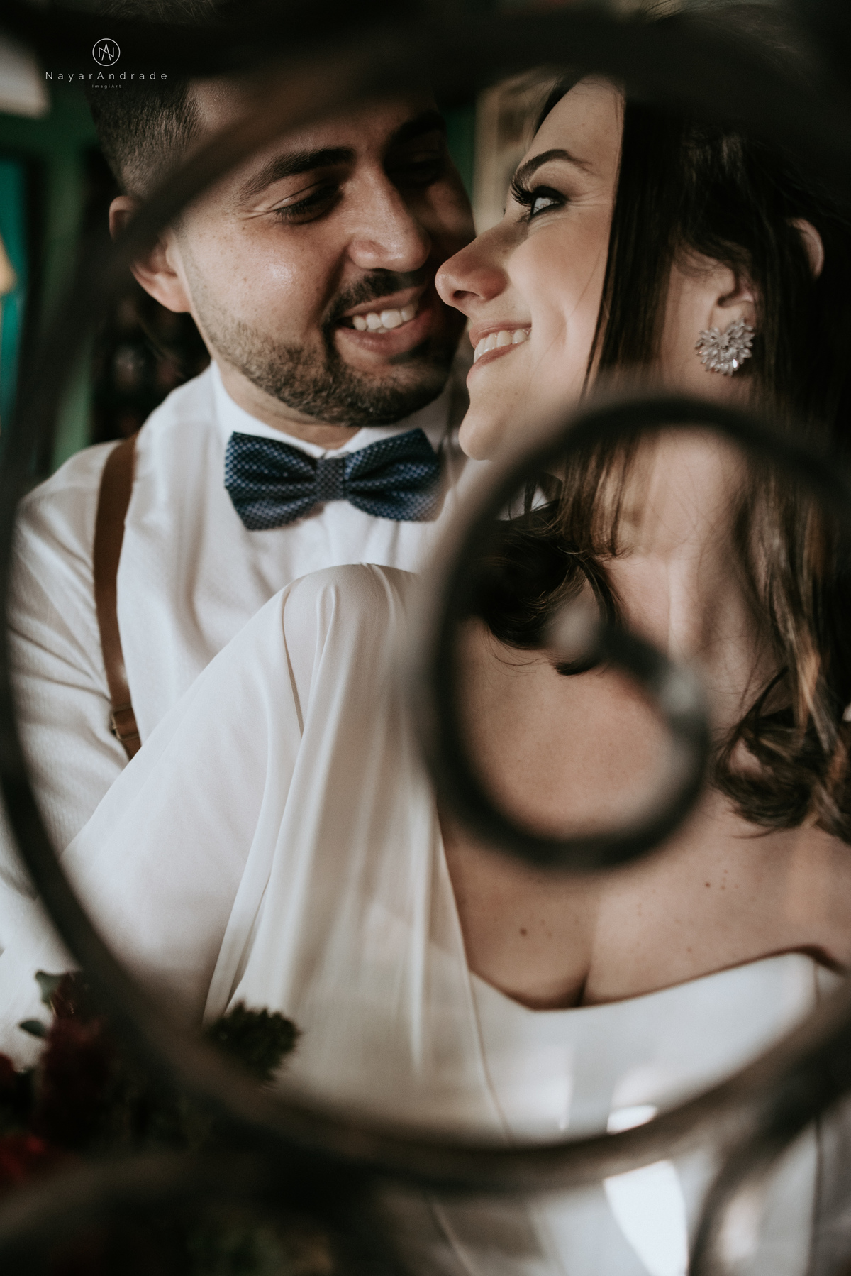 Mini wedding em Santos no australiano bar, noiva com vestido longo de fenda e noivo de suspensorio e gravata borboleta. Fotos de casamento na mesa de sinucae no bar. Casal apaixonado em mini wedd de manha