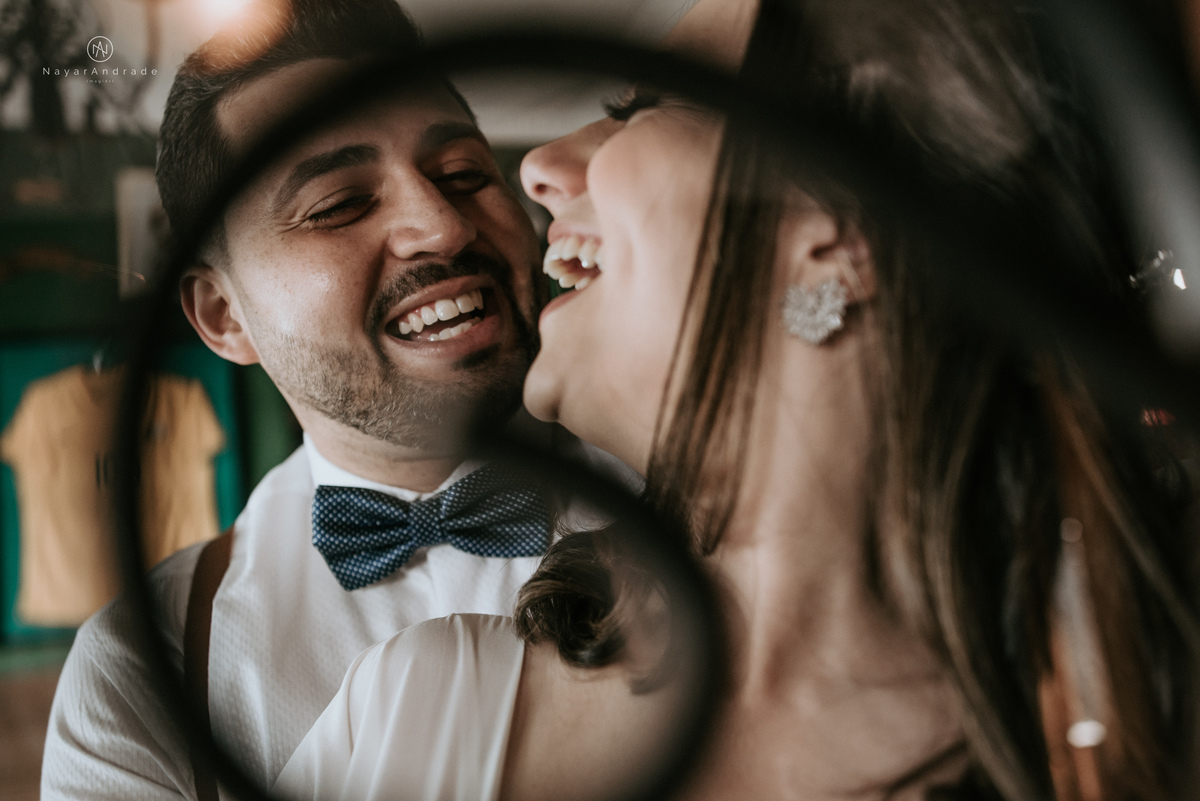 Mini wedding em Santos no australiano bar, noiva com vestido longo de fenda e noivo de suspensorio e gravata borboleta. Fotos de casamento na mesa de sinucae no bar. Casal apaixonado em mini wedd de manha