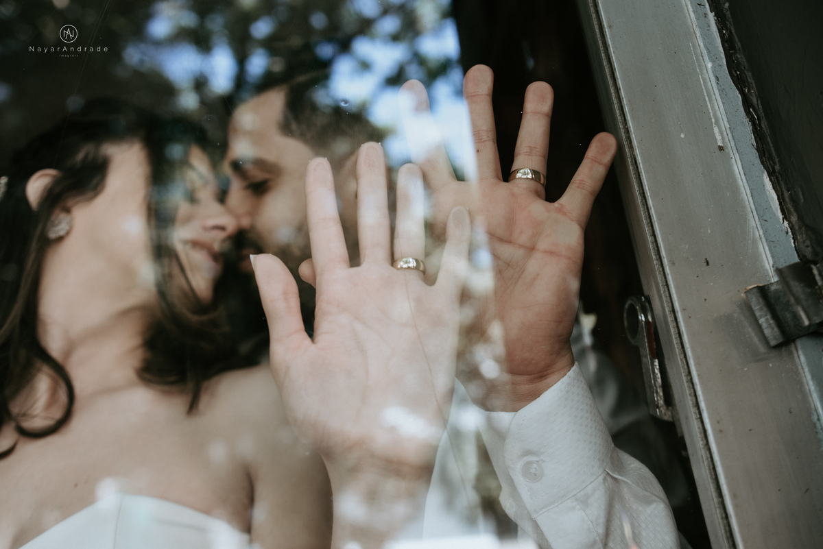 Mini wedding em Santos no australiano bar, noiva com vestido longo de fenda e noivo de suspensorio e gravata borboleta. Fotos de casamento na mesa de sinucae no bar. Casal apaixonado em mini wedd de manha