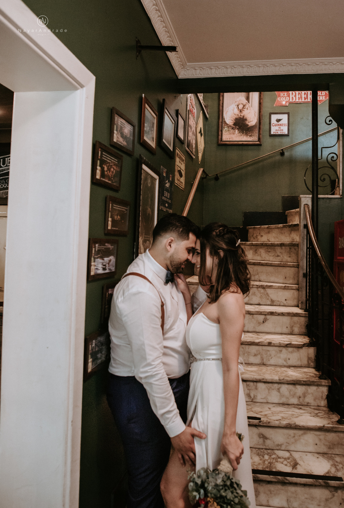 Mini wedding em Santos no australiano bar, noiva com vestido longo de fenda e noivo de suspensorio e gravata borboleta. Fotos de casamento na mesa de sinucae no bar. Casal apaixonado em mini wedd de manha