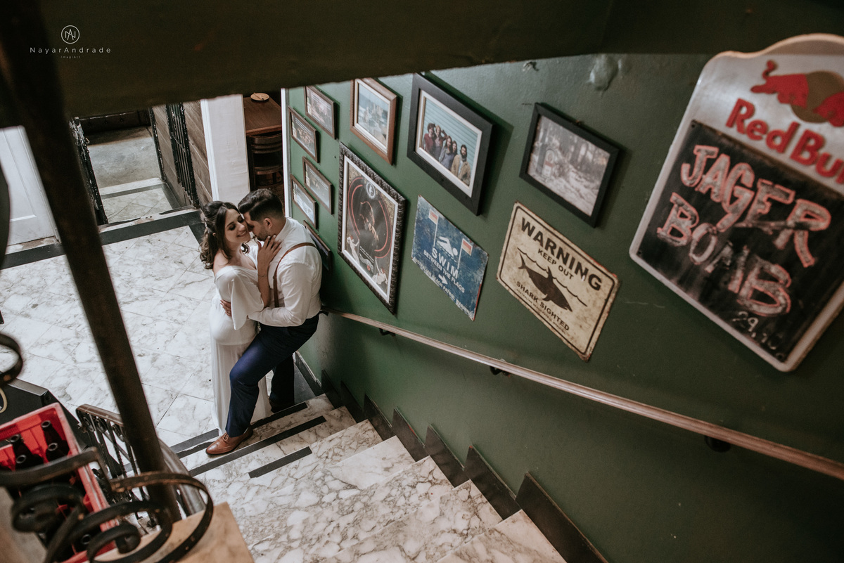 Mini wedding em Santos no australiano bar, noiva com vestido longo de fenda e noivo de suspensorio e gravata borboleta. Fotos de casamento na mesa de sinucae no bar. Casal apaixonado em mini wedd de manha