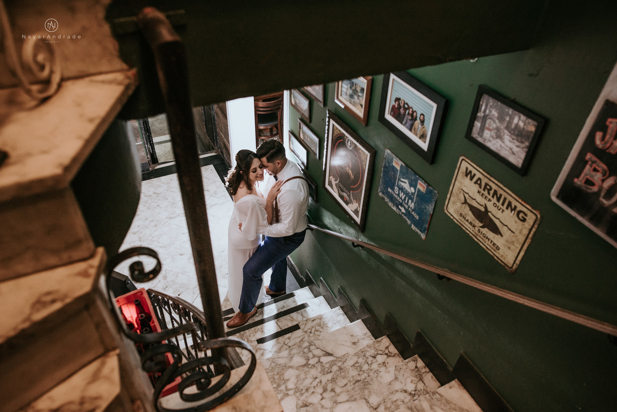 Mini wedding em Santos no australiano bar, noiva com vestido longo de fenda e noivo de suspensorio e gravata borboleta. Fotos de casamento na mesa de sinucae no bar. Casal apaixonado em mini wedd de manha