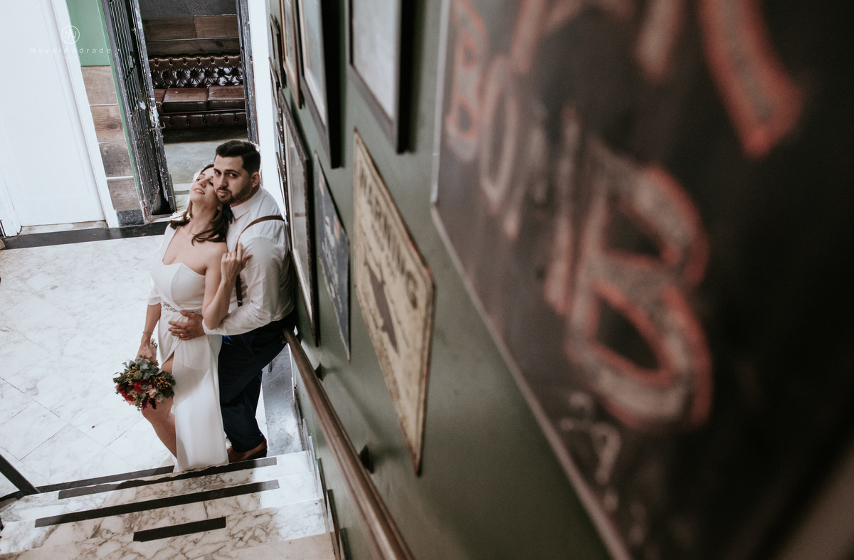 Mini wedding em Santos no australiano bar, noiva com vestido longo de fenda e noivo de suspensorio e gravata borboleta. Fotos de casamento na mesa de sinucae no bar. Casal apaixonado em mini wedd de manha