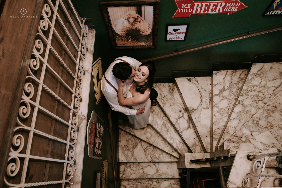 Mini wedding em Santos no australiano bar, noiva com vestido longo de fenda e noivo de suspensorio e gravata borboleta. Fotos de casamento na mesa de sinucae no bar. CasMini wedding em Santos no australiano bar, noiva coal apaixonado em mini wedd de manha