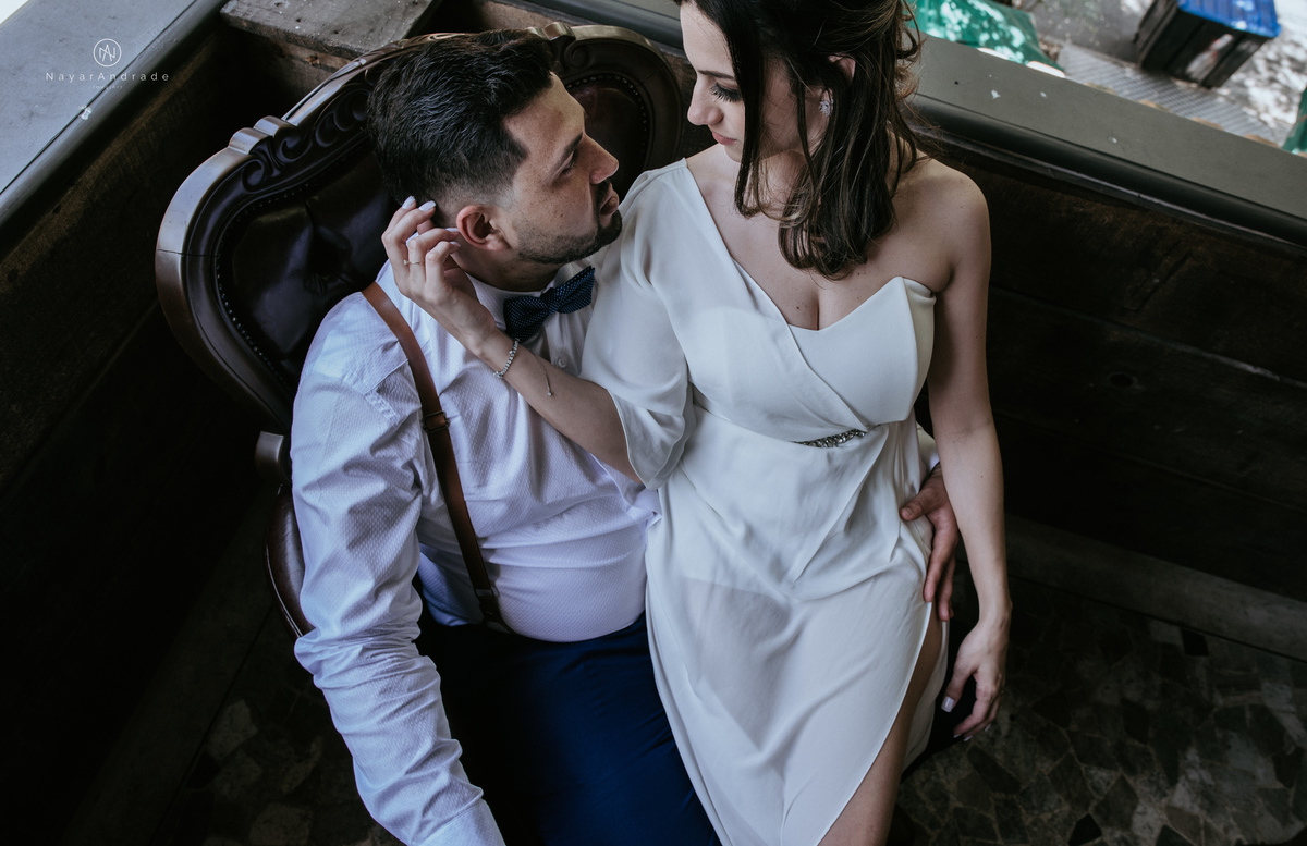 Mini wedding em Santos no australiano bar, noiva com vestido longo de fenda e noivo de suspensorio e gravata borboleta. Fotos de casamento na mesa de sinucae no bar. Casal apaixonado em mini wedd de manha