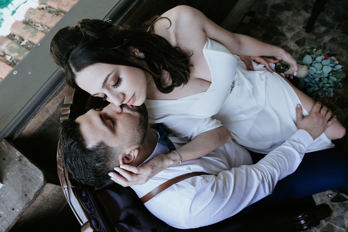 Mini wedding em Santos no australiano bar, noiva com vestido longo de fenda e noivo de suspensorio e gravata borboleta. Fotos de casamento na mesa de sinucae no bar. Casal apaixonado em mini wedd de manha