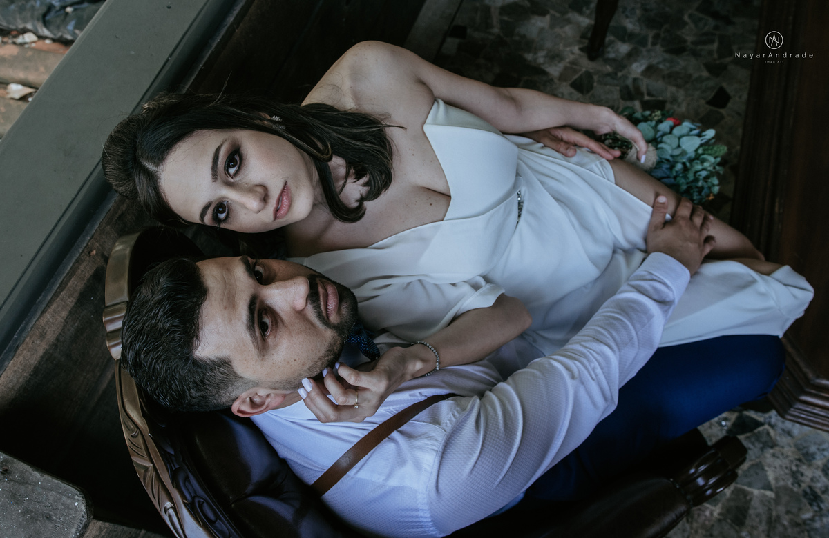 Mini wedding em Santos no australiano bar, noiva com vestido longo de fenda e noivo de suspensorio e gravata borboleta. Fotos de casamento na mesa de sinucae no bar. Casal apaixonado em mini wedd de manha