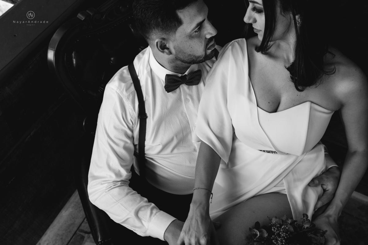 Mini wedding em Santos no australiano bar, noiva com vestido longo de fenda e noivo de suspensorio e gravata borboleta. Fotos de casamento na mesa de sinucae no bar. Casal apaixonado em mini wedd de manha