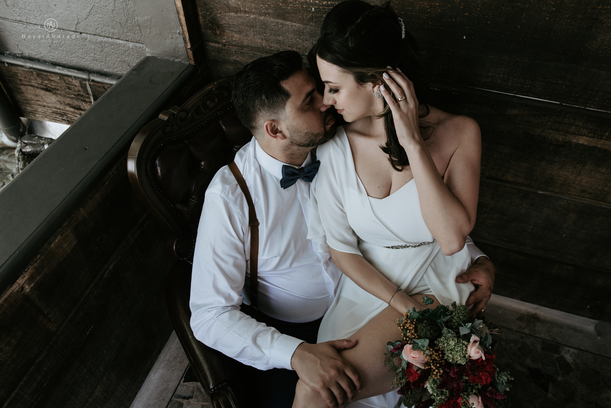 Mini wedding em Santos no australiano bar, noiva com vestido longo de fenda e noivo de suspensorio e gravata borboleta. Fotos de casamento na mesa de sinucae no bar. Casal apaixonado em mini wedd de manha