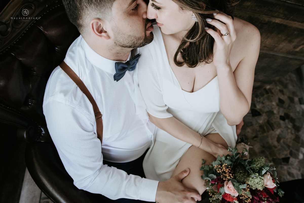 Mini wedding em Santos no australiano bar, noiva com vestido longo de fenda e noivo de suspensorio e gravata borboleta. Fotos de casamento na mesa de sinucae no bar. Casal apaixonado em mini wedd de manha