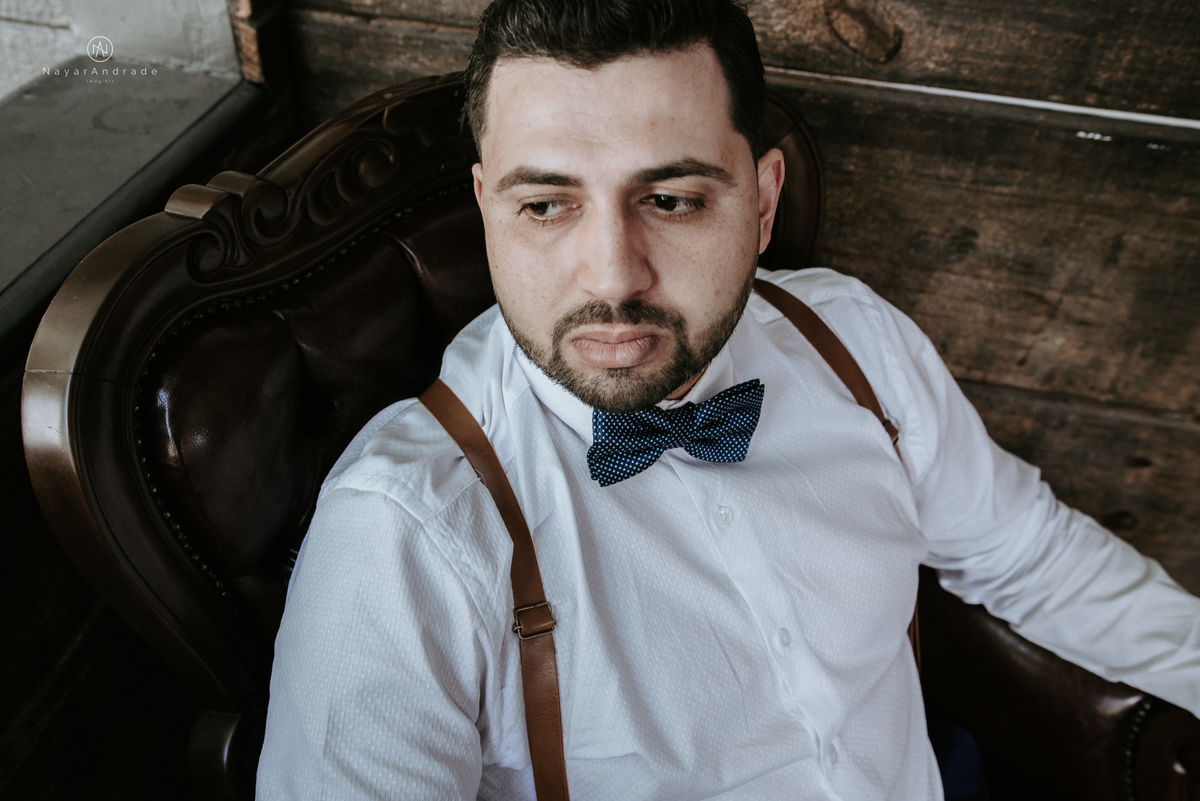 Mini wedding em Santos no australiano bar, noiva com vestido longo de fenda e noivo de suspensorio e gravata borboleta. Fotos de casamento na mesa de sinucae no bar. Casal apaixonado em mini wedd de manha