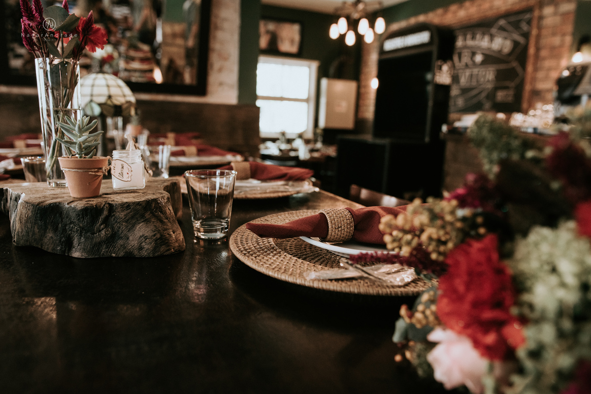 Mini wedding em Santos no australiano bar, noiva com vestido longo de fenda e noivo de suspensorio e gravata borboleta. Fotos de casamento na mesa de sinucae no bar. Casal apaixonado em mini wedd de manha