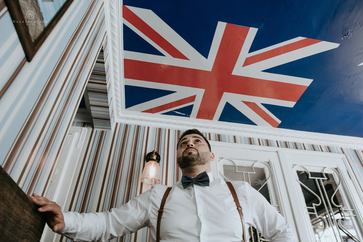 Mini wedding em Santos no australiano bar, noiva com vestido longo de fenda e noivo de suspensorio e gravata borboleta. Fotos de casamento na mesa de sinuca e no bar. Casal apaixonado em mini wedd de manha