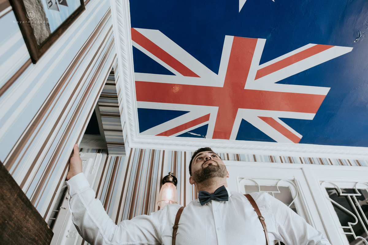 Mini wedding em Santos no australiano bar, noiva com vestido longo de fenda e noivo de suspensorio e gravata borboleta. Fotos de casamento na mesa de sinuca e no bar. Casal apaixonado em mini wedd de manha