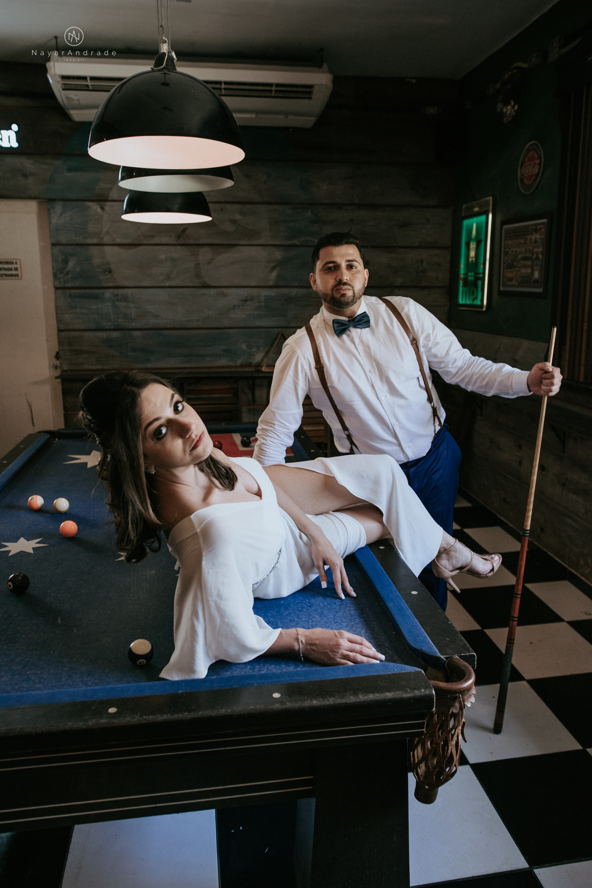 Mini wedding em Santos no australiano bar, noiva com vestido longo de fenda e noivo de suspensorio e gravata borboleta. Fotos de casamento na mesa de sinucae no bar. Casal apaixonado em mini wedd de manha