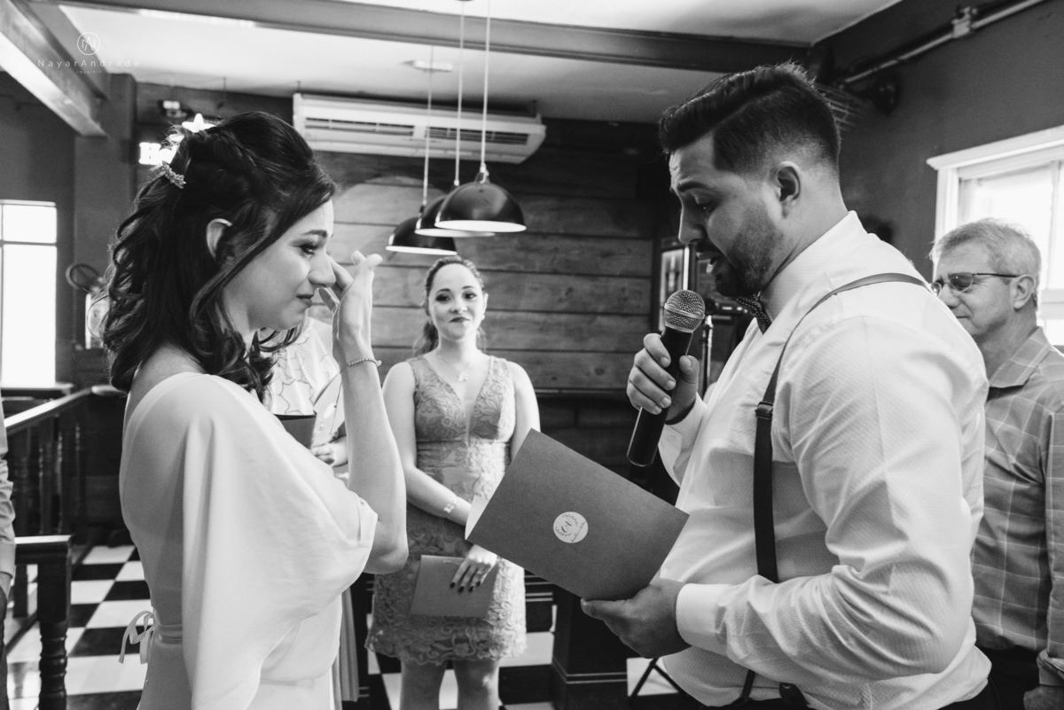 Mini wedding em Santos no australiano bar, noiva com vestido longo de fenda e noivo de suspensorio e gravata borboleta. Fotos de casamento na mesa de sinucae no bar. Casal apaixonado em mini wedd de manha