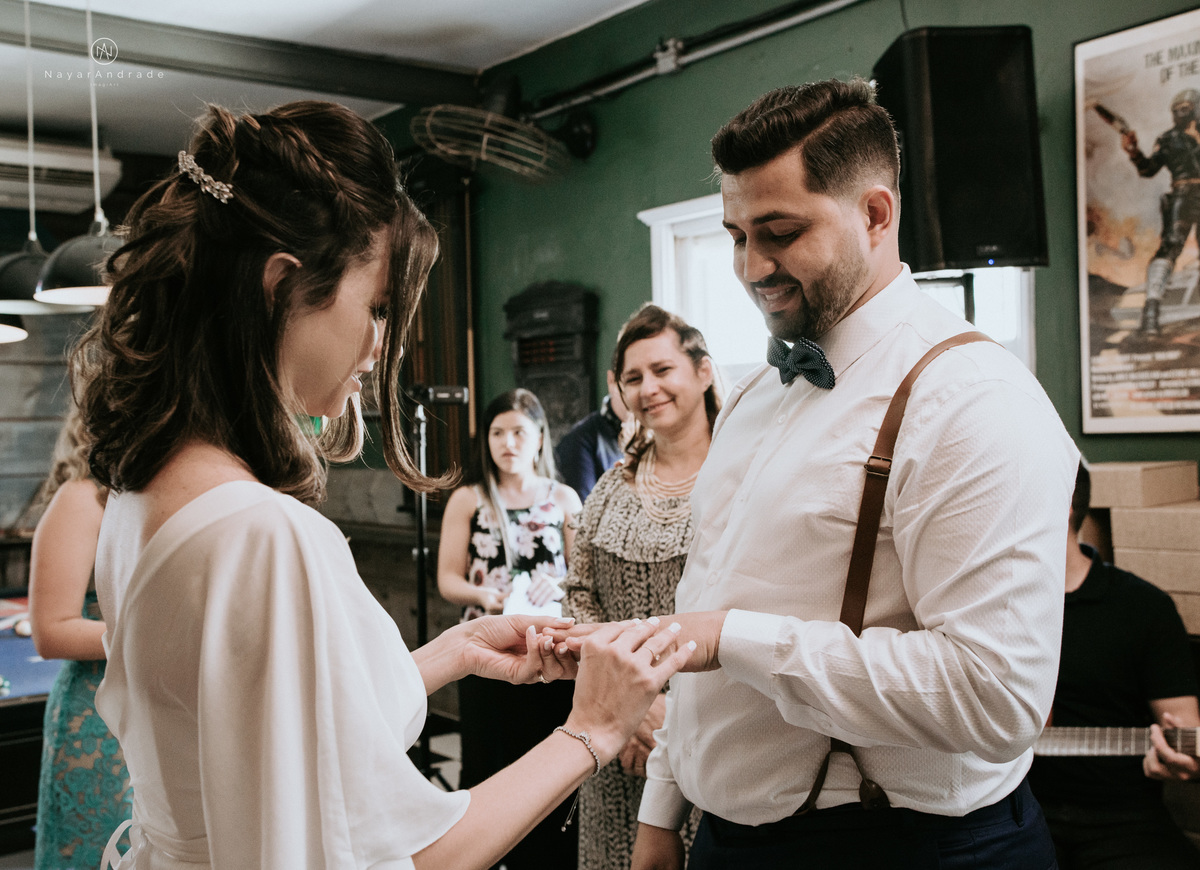 Mini wedding em Santos no australiano bar, noiva com vestido longo de fenda e noivo de suspensorio e gravata borboleta. Fotos de casamento na mesa de sinucae no bar. Casal apaixonado em mini wedd de manha