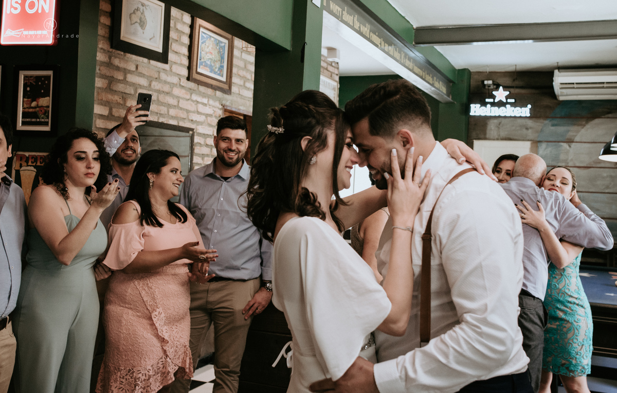 Mini wedding em Santos no australiano bar, noiva com vestido longo de fenda e noivo de suspensorio e gravata borboleta. Fotos de casamento na mesa de sinucae no bar. Casal apaixonado em mini wedd de manha