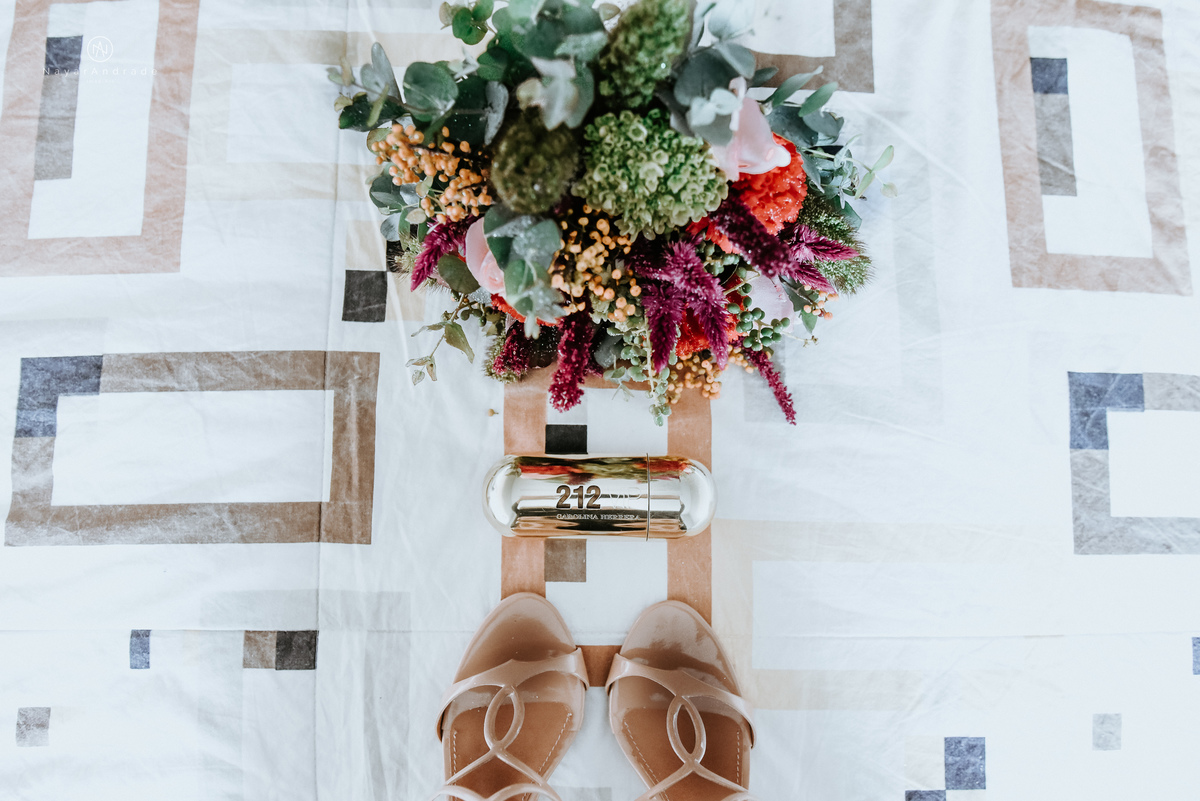 Mini wedding em Santos no australiano bar, noiva com vestido longo de fenda e noivo de suspensorio e gravata borboleta. Fotos de casamento na mesa de sinucae no bar. Casal apaixonado em mini wedd de manha