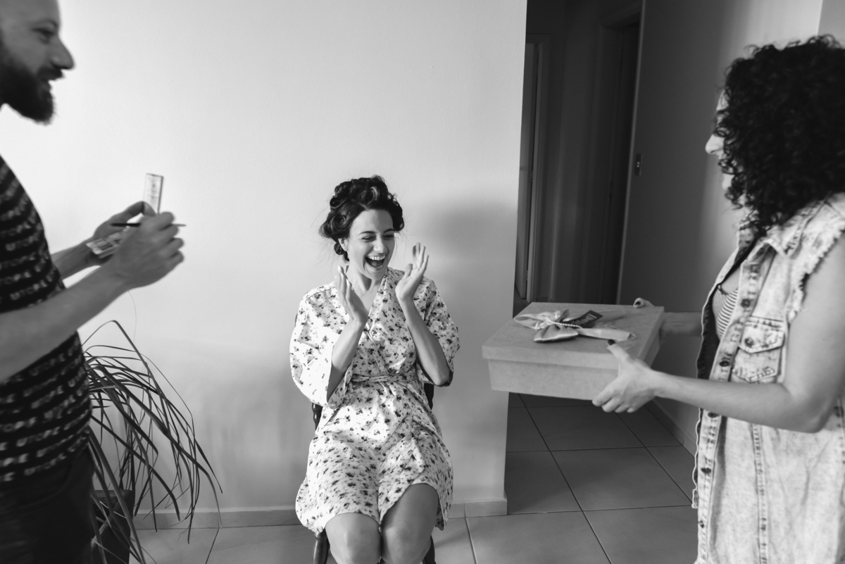 Mini wedding em Santos no australiano bar, noiva com vestido longo de fenda e noivo de suspensorio e gravata borboleta. Fotos de casamento na mesa de sinucae no bar. Casal apaixonado em mini wedd de manha