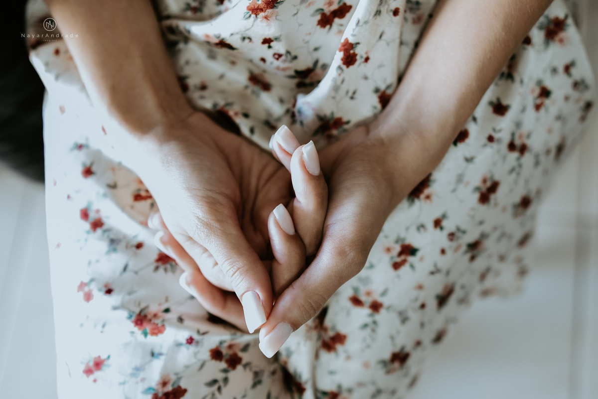 Mini wedding em Santos no australiano bar, noiva com vestido longo de fenda e noivo de suspensorio e gravata borboleta. Fotos de casamento na mesa de sinucae no bar. Casal apaixonado em mini wedd de manha