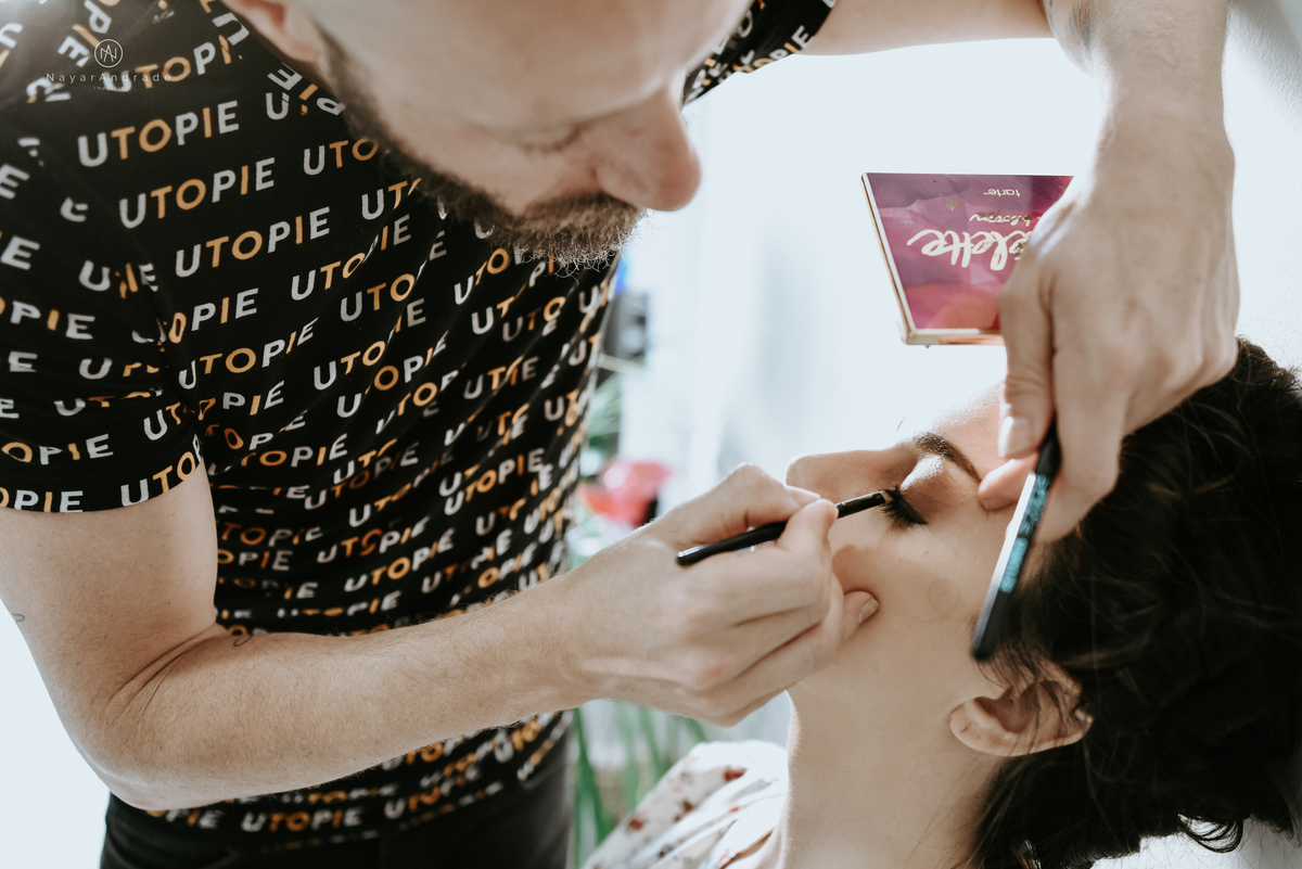 Mini wedding em Santos no australiano bar, noiva com vestido longo de fenda e noivo de suspensorio e gravata borboleta. Fotos de casamento na mesa de sinucae no bar. Casal apaixonado em mini wedd de manha