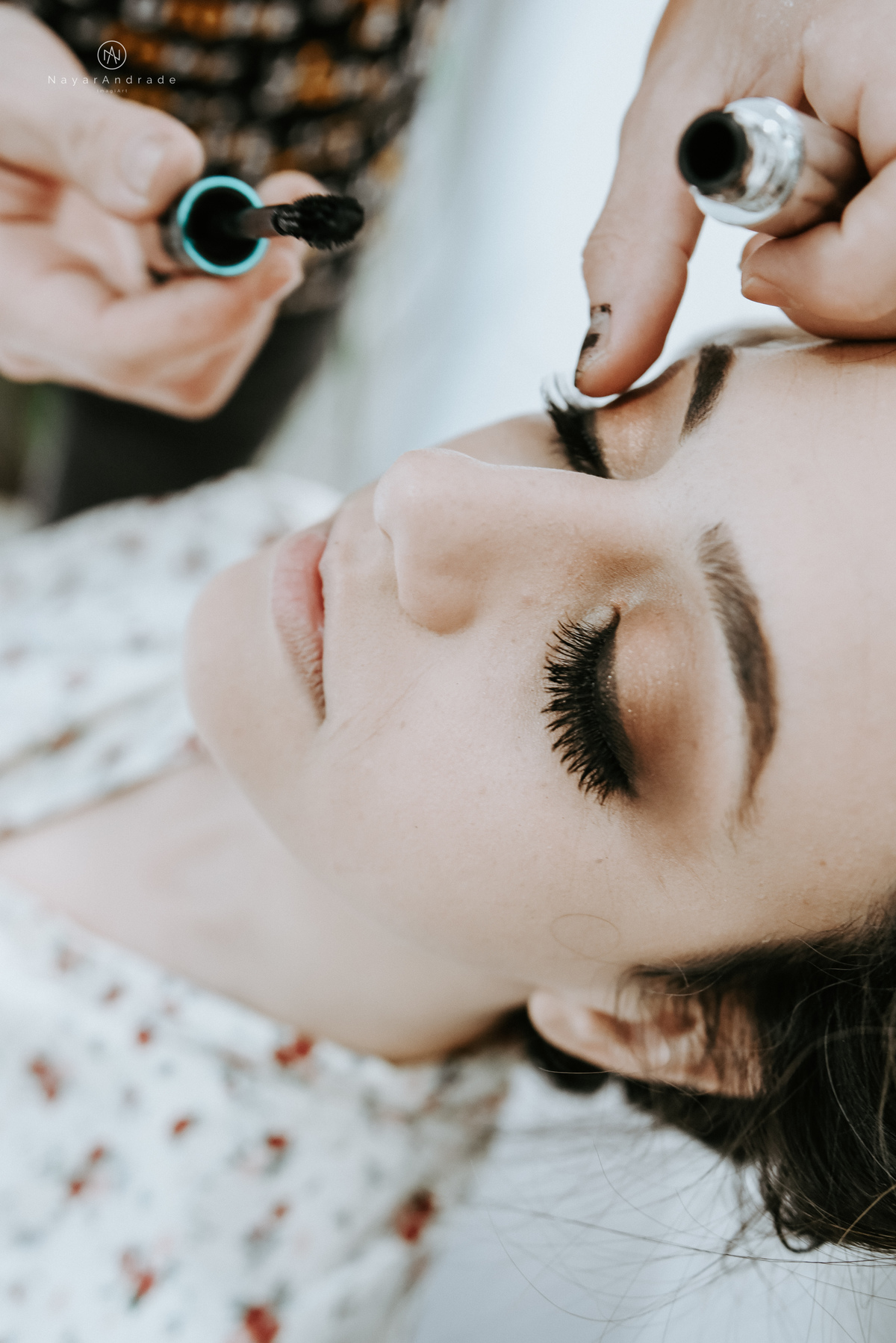 Mini wedding em Santos no australiano bar, noiva com vestido longo de fenda e noivo de suspensorio e gravata borboleta. Fotos de casamento na mesa de sinucae no bar. Casal apaixonado em mini wedd de manha