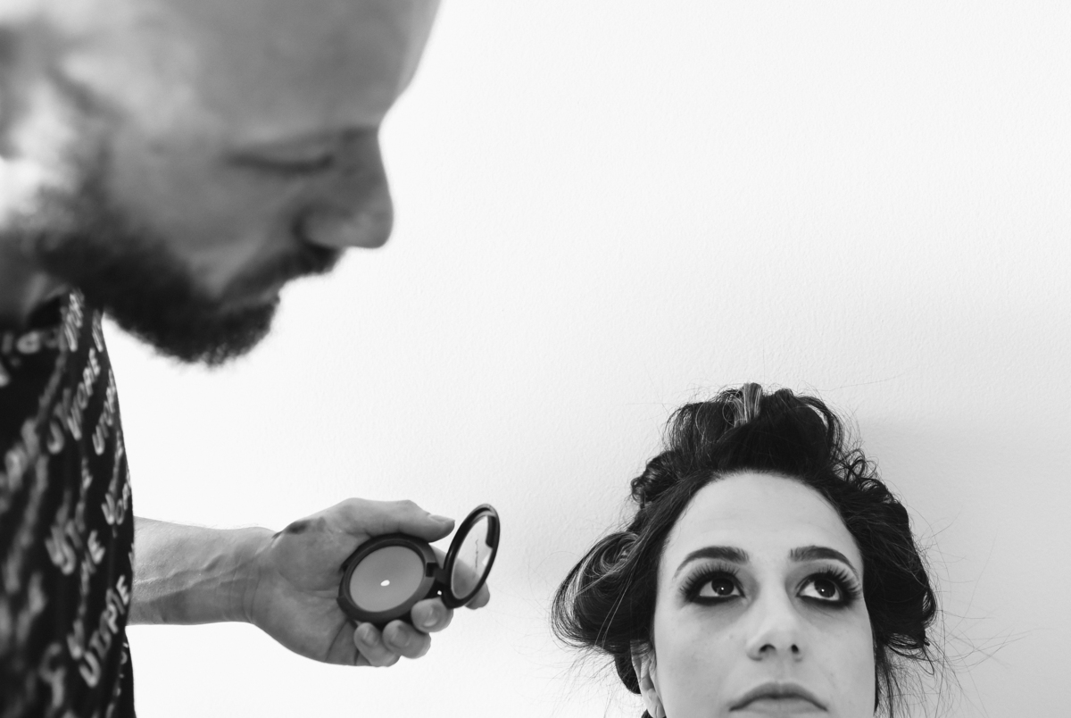 Mini wedding em Santos no australiano bar, noiva com vestido longo de fenda e noivo de suspensorio e gravata borboleta. Fotos de casamento na mesa de sinucae no bar. Casal apaixonado em mini wedd de manha